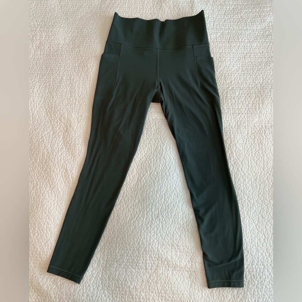 Athleta Salutation Stash Pocket II Tight leggings size medium